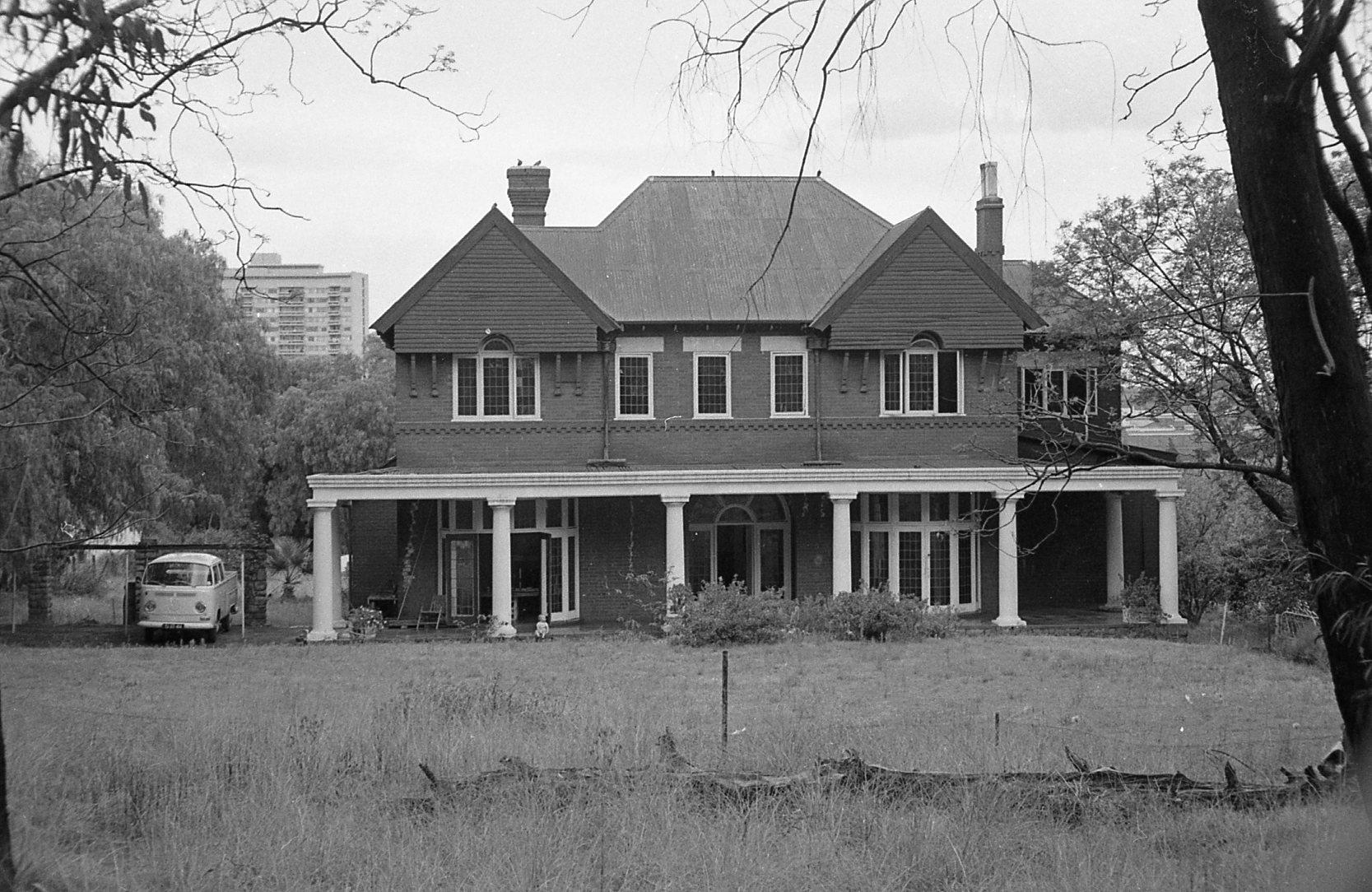 GENIUS COLLECTION VIEW OF HOLDENBY HALL③ Hasselblad | Opening the waist-level finder on the 503CX, autumn